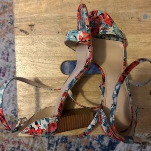 KELLY & KATIE Fabric Floral Print Strappy Open Toe Chunky 3" heels Sz 8
